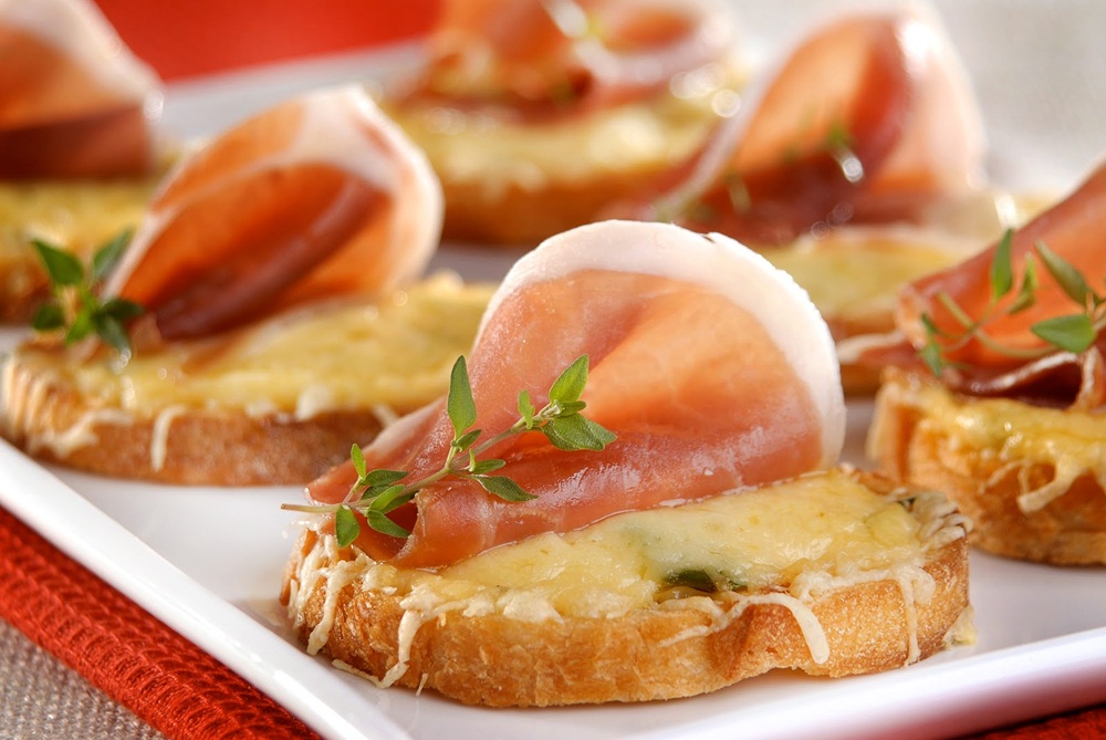 Ir para  <p>2 x&iacute;caras (ch&aacute;) de ricota esfarelada ou queijo;</p>

<p>meia x&iacute;cara (ch&aacute;) de Requeij&atilde;o;</p>

<p>1 colher (sopa) de mel;</p>

<p>4...